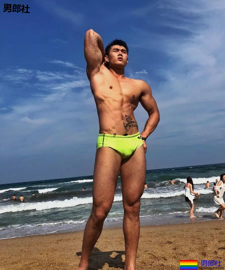 "倒立秀腹肌"刷爆网络！本尊188长腿体育生，腹肌A腰更馋人！ - 51虹马