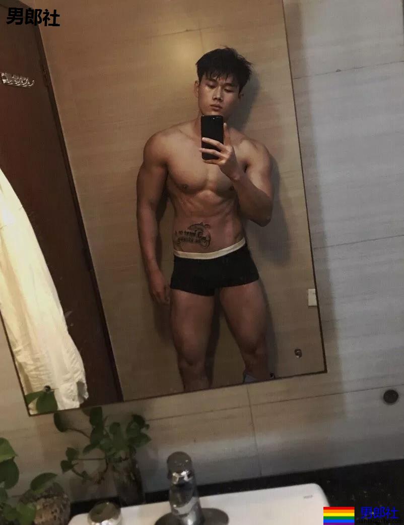 "倒立秀腹肌"刷爆网络！本尊188长腿体育生，腹肌A腰更馋人！ - 51虹马