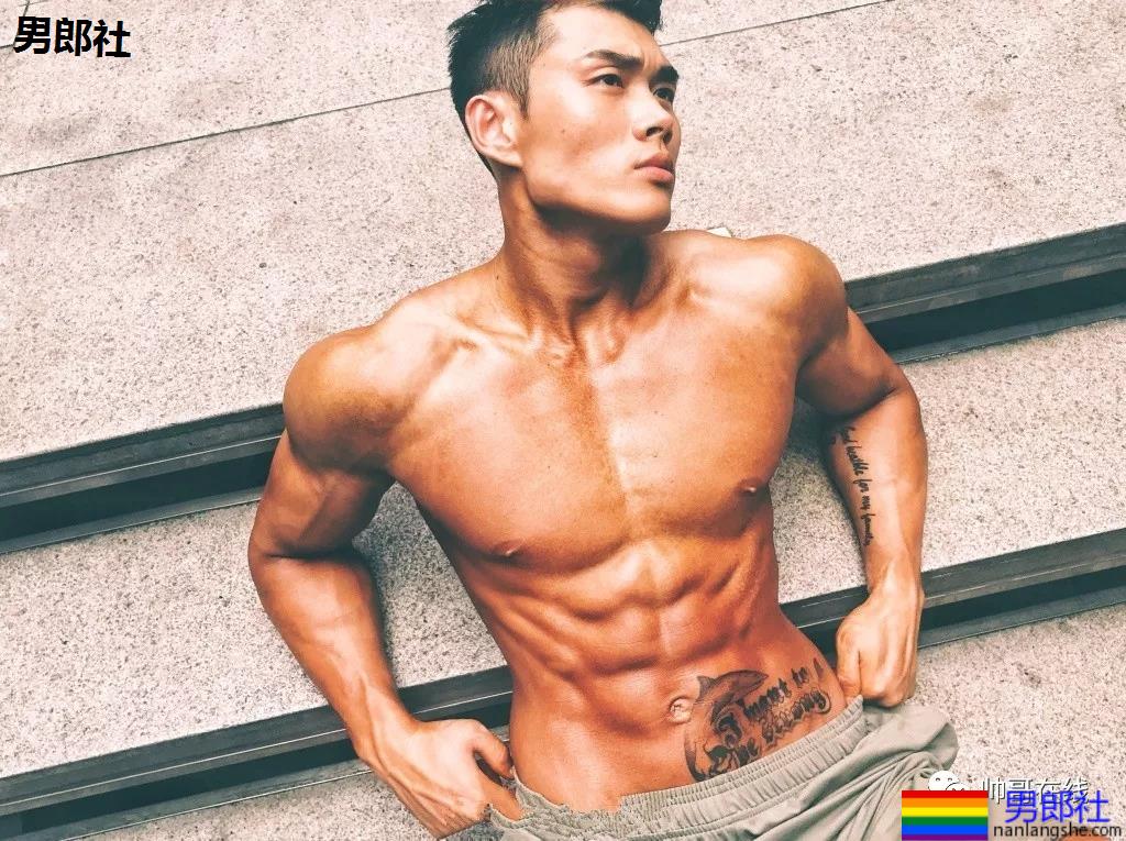 "倒立秀腹肌"刷爆网络！本尊188长腿体育生，腹肌A腰更馋人！ - 51虹马