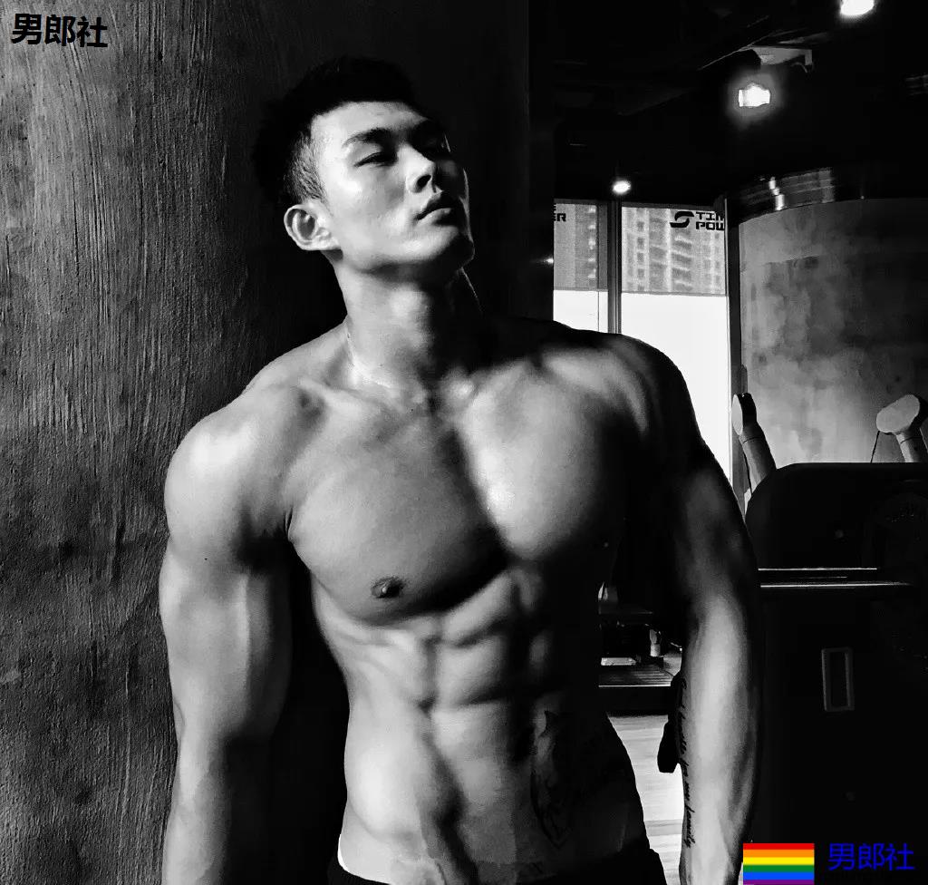 "倒立秀腹肌"刷爆网络！本尊188长腿体育生，腹肌A腰更馋人！ - 51虹马