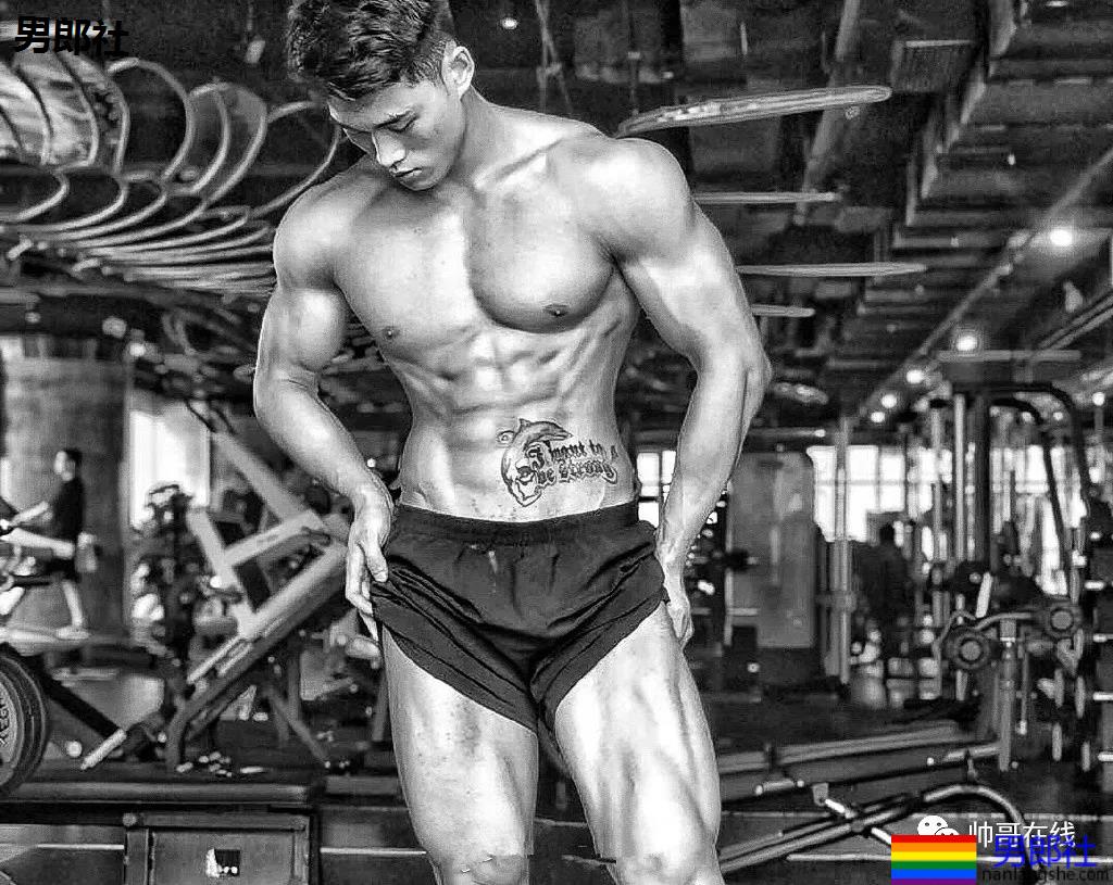 "倒立秀腹肌"刷爆网络！本尊188长腿体育生，腹肌A腰更馋人！ - 51虹马