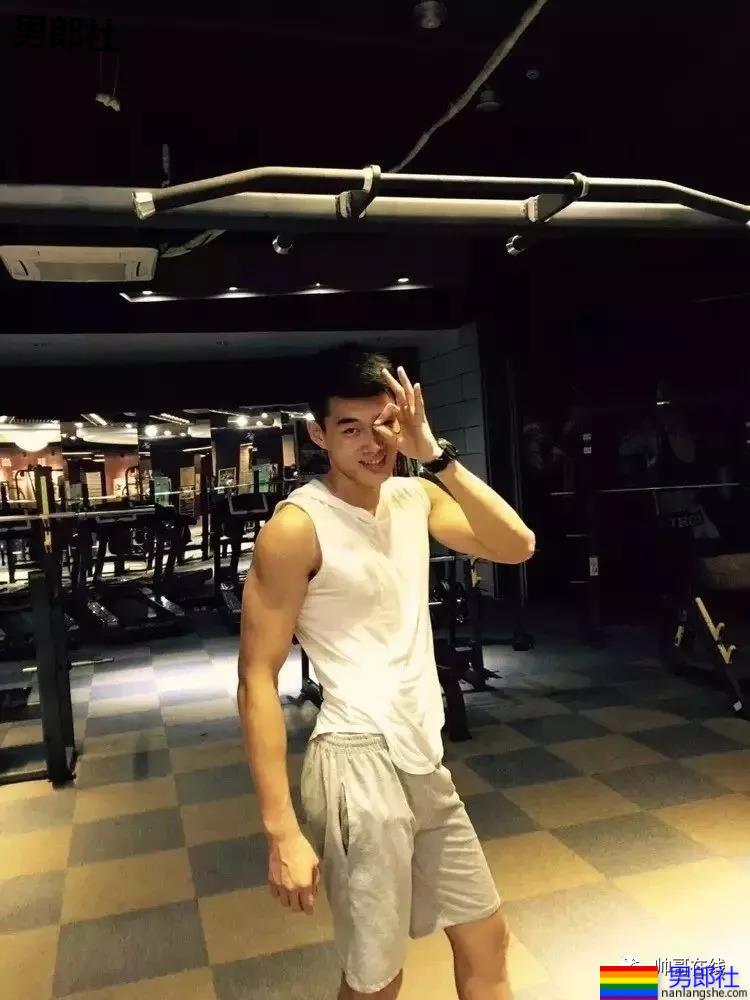 "倒立秀腹肌"刷爆网络！本尊188长腿体育生，腹肌A腰更馋人！ - 51虹马