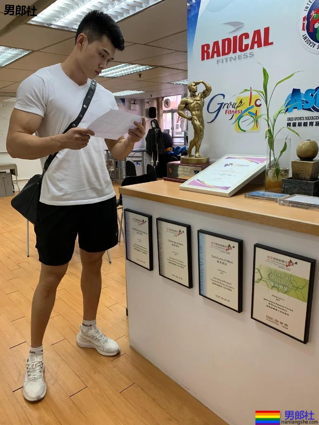 "倒立秀腹肌"刷爆网络！本尊188长腿体育生，腹肌A腰更馋人！ - 51虹马