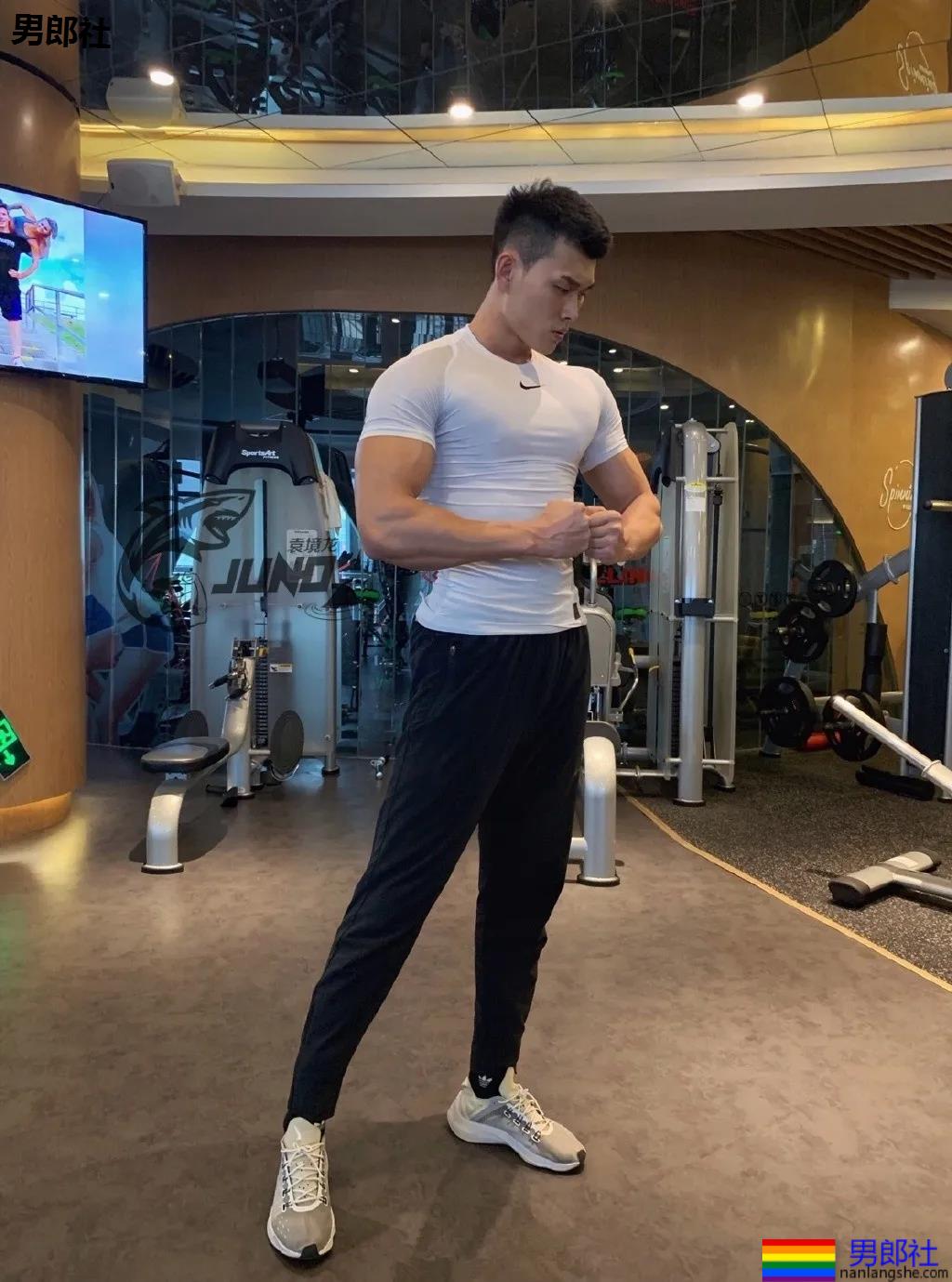 "倒立秀腹肌"刷爆网络！本尊188长腿体育生，腹肌A腰更馋人！ - 51虹马