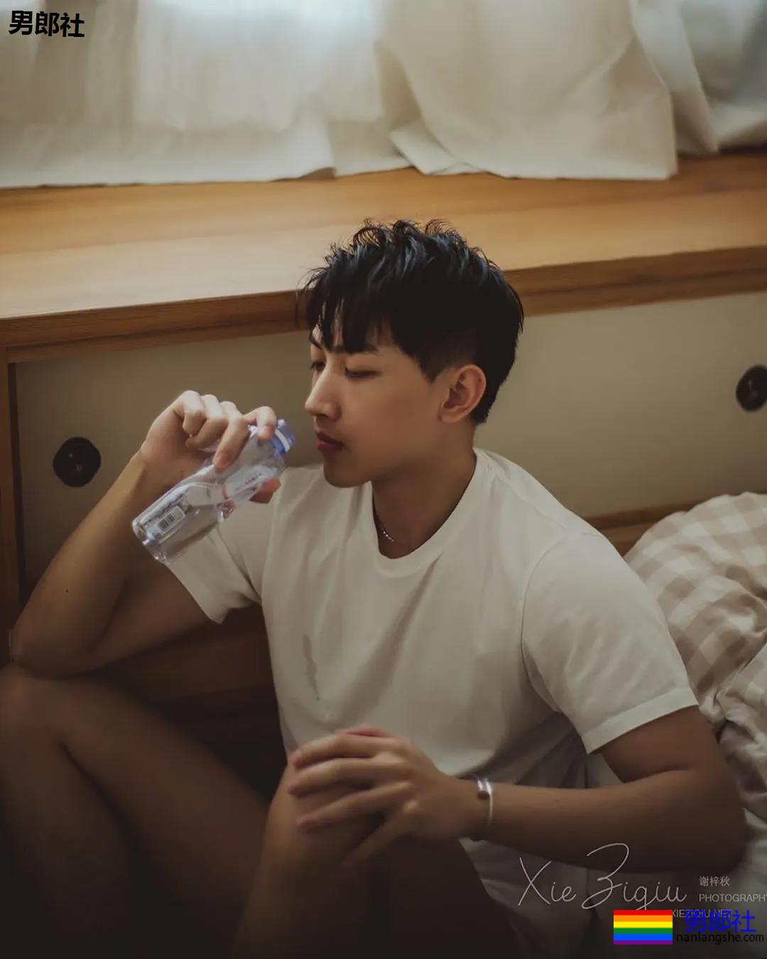 发堉不错的腹肌小奶狗，白袜短裤自拍照疯传，奶白肌肉太A了！-51虹马