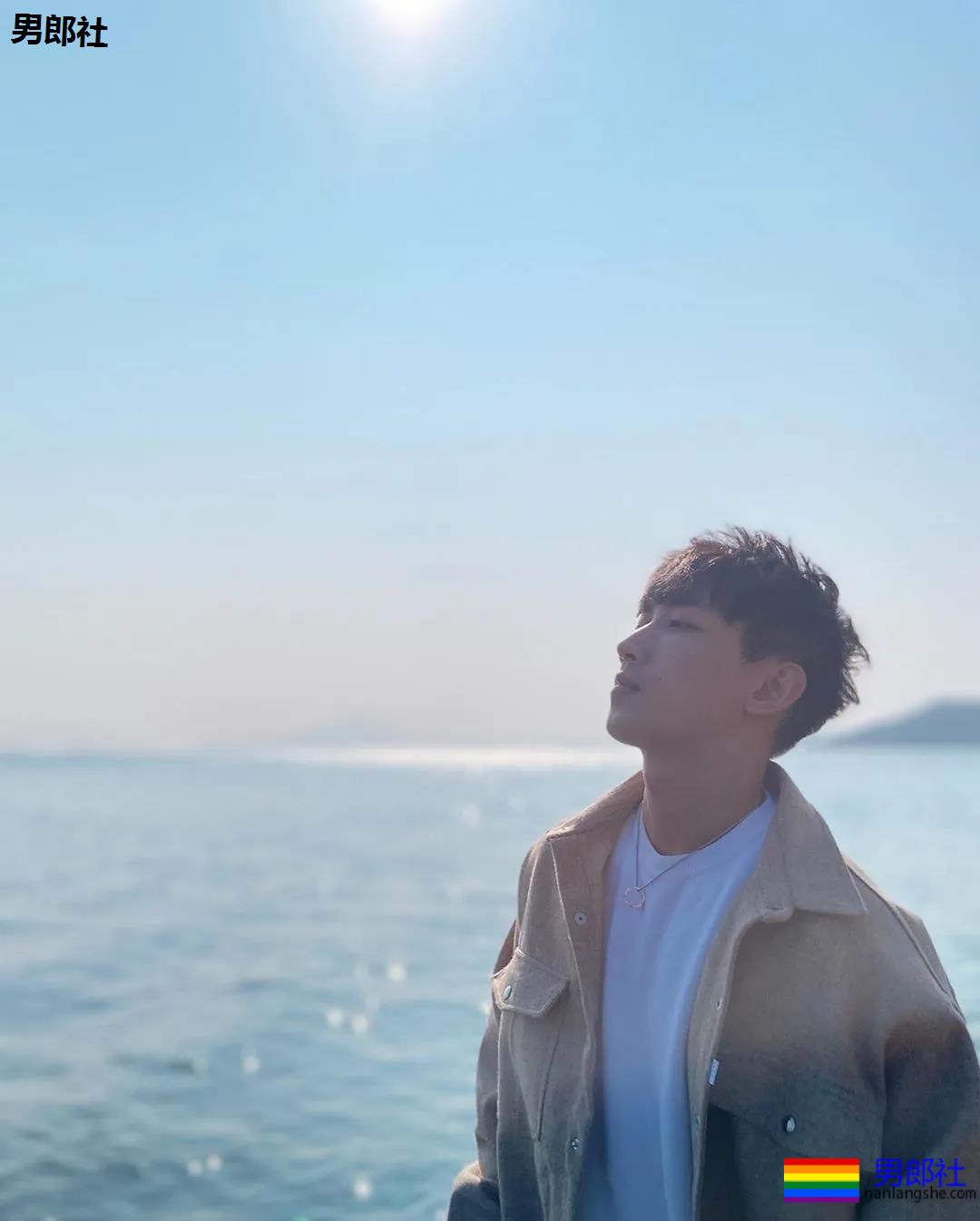 发堉不错的腹肌小奶狗，白袜短裤自拍照疯传，奶白肌肉太A了！ - 51虹马