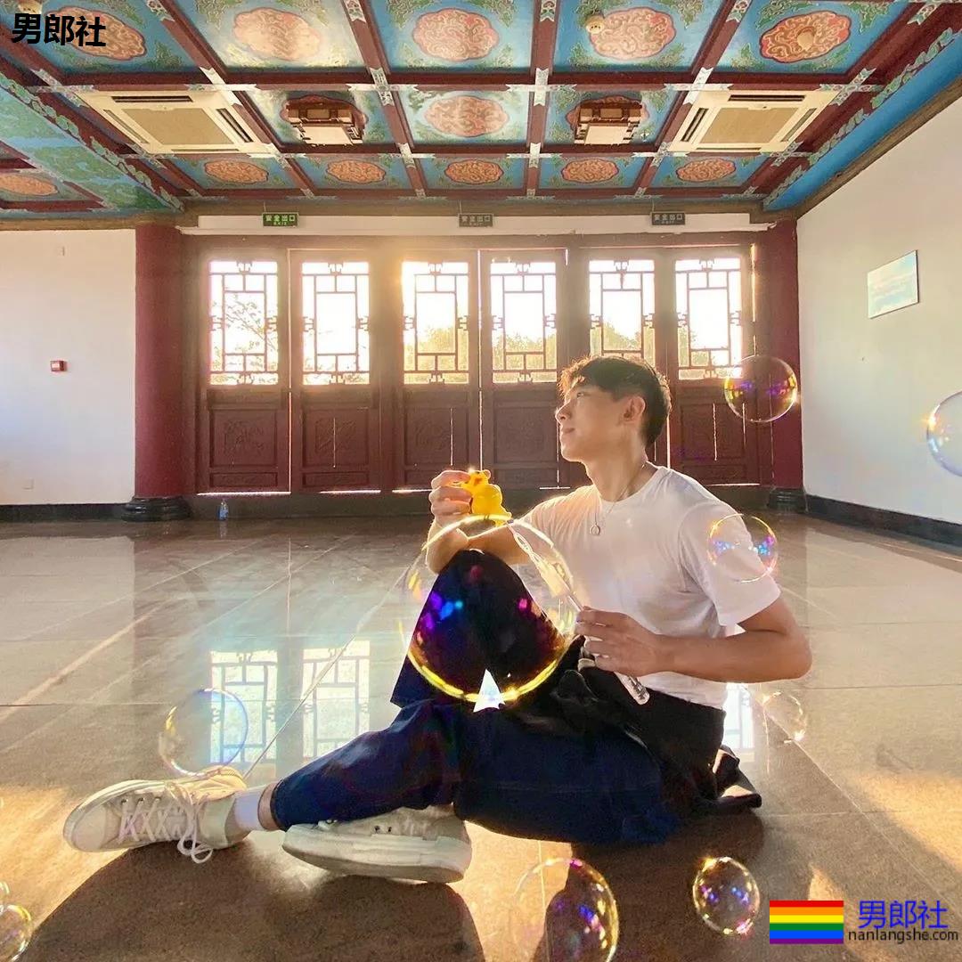 发堉不错的腹肌小奶狗，白袜短裤自拍照疯传，奶白肌肉太A了！ - 51虹马