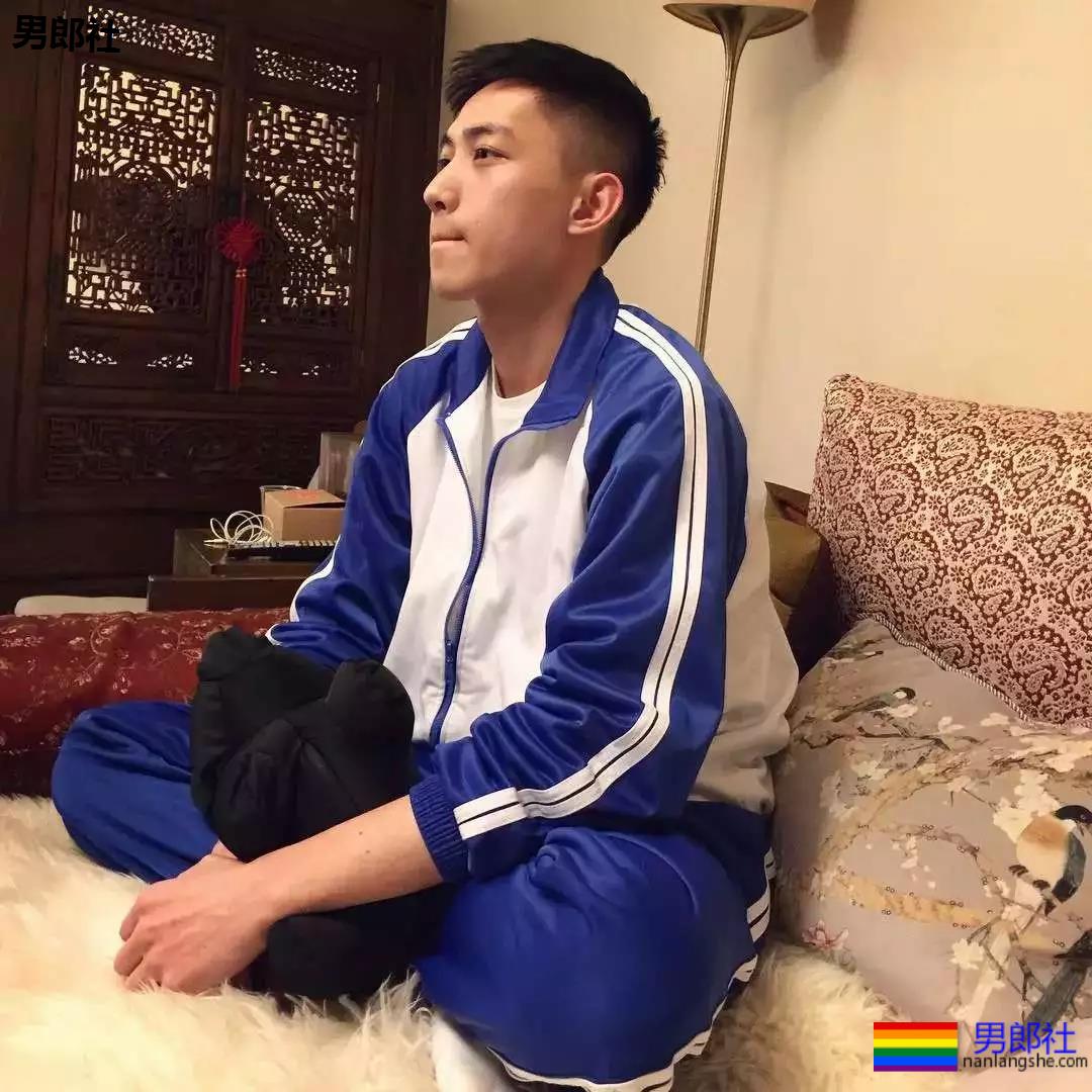 发堉不错的腹肌小奶狗，白袜短裤自拍照疯传，奶白肌肉太A了！ - 51虹马