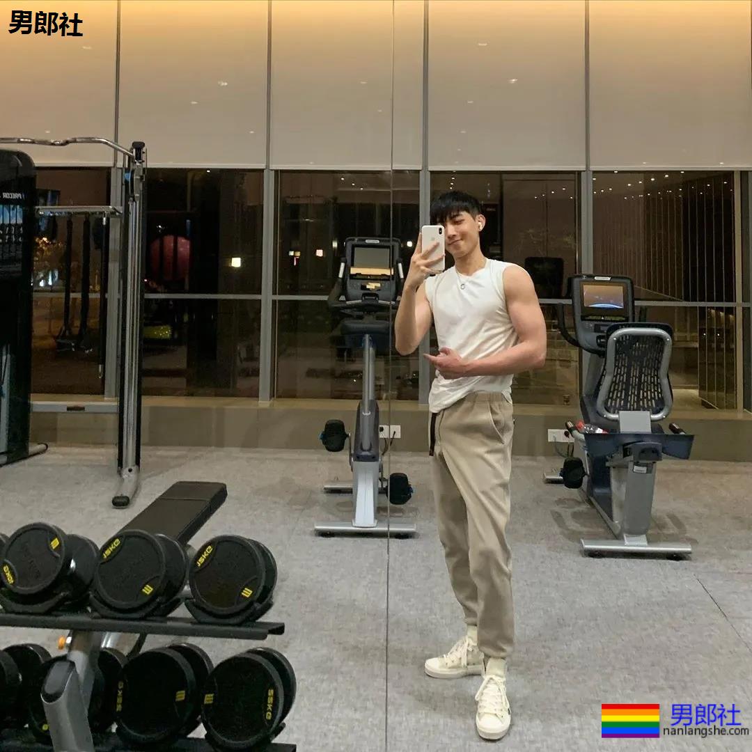 发堉不错的腹肌小奶狗，白袜短裤自拍照疯传，奶白肌肉太A了！ - 51虹马