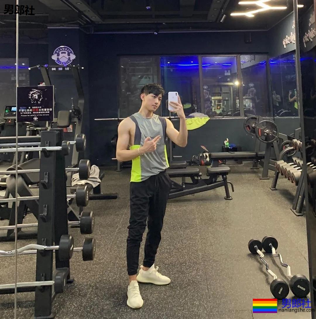 发堉不错的腹肌小奶狗，白袜短裤自拍照疯传，奶白肌肉太A了！ - 51虹马