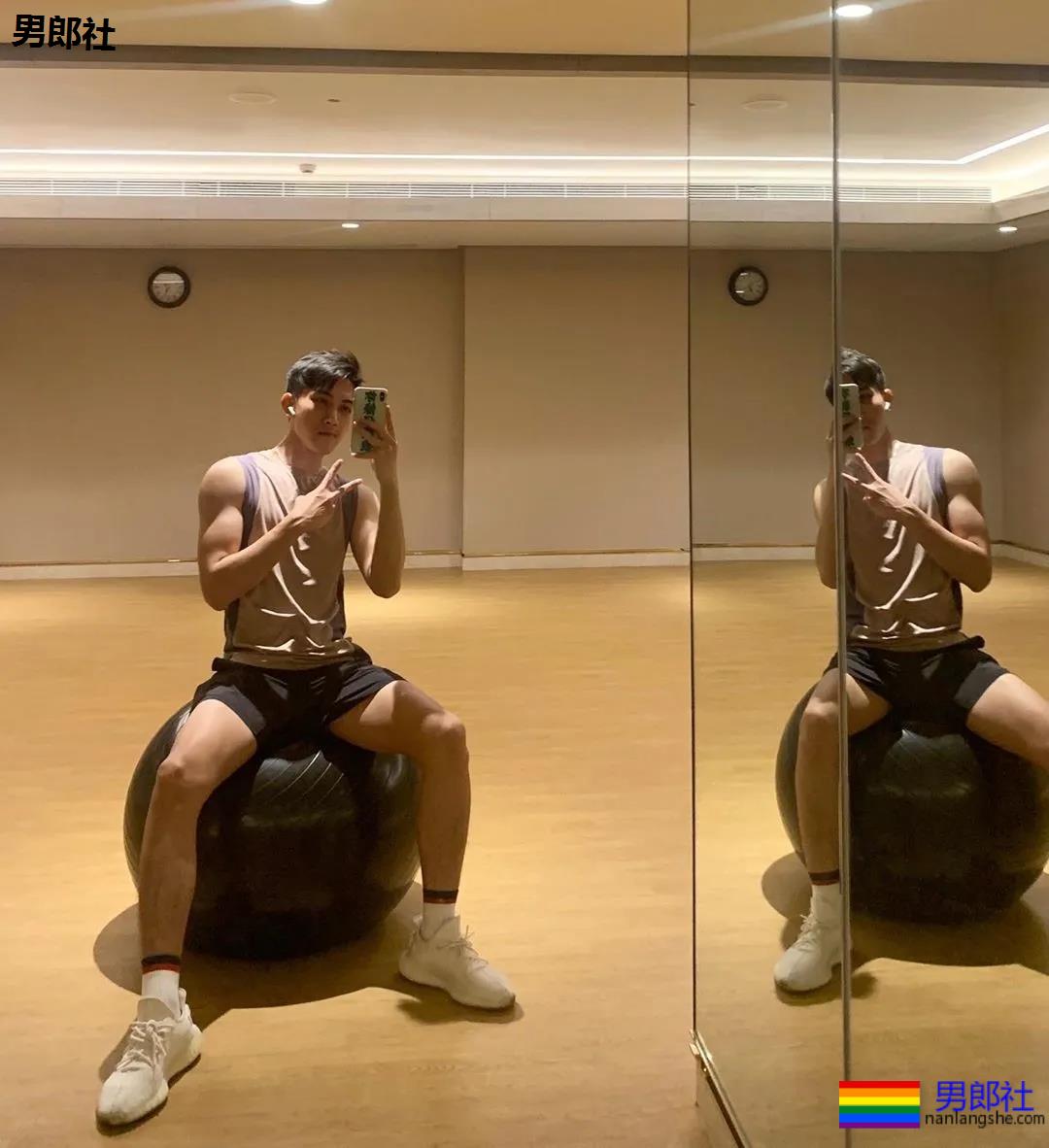 发堉不错的腹肌小奶狗，白袜短裤自拍照疯传，奶白肌肉太A了！ - 51虹马