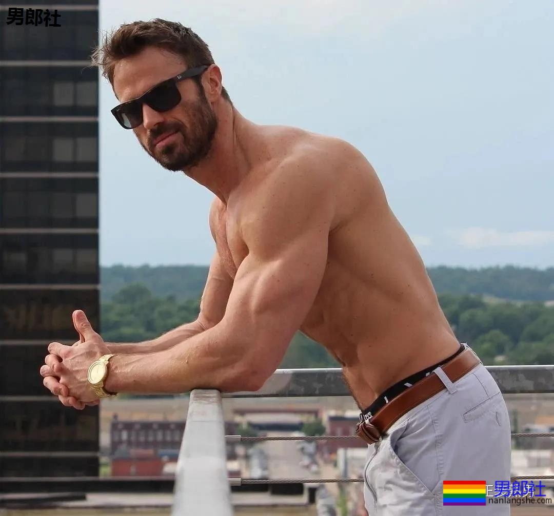 真人秀里优质正装肌肉男星，私下这么暴力？ - 51虹马
