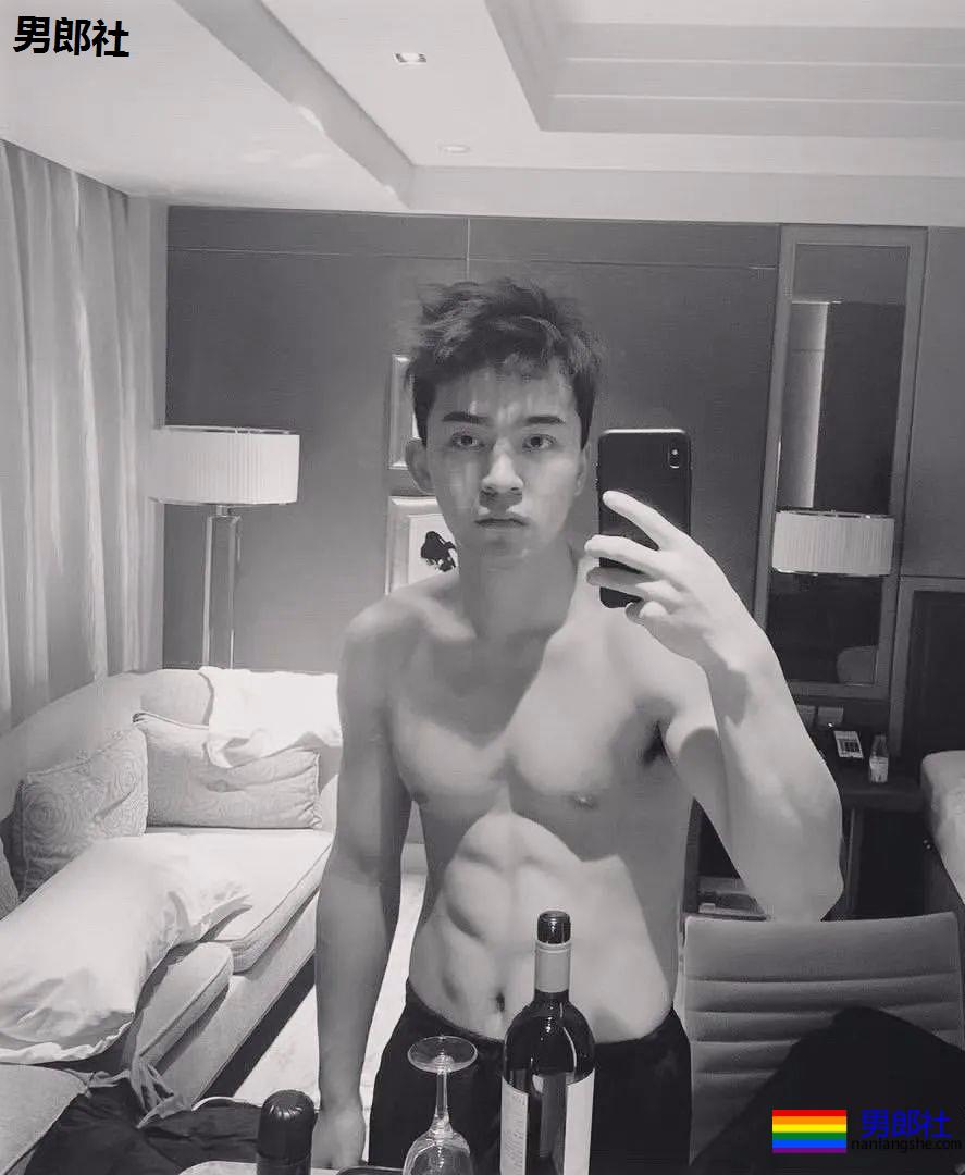 00后越来越大了，换衣室遇到这样的怎么办 - 51虹马