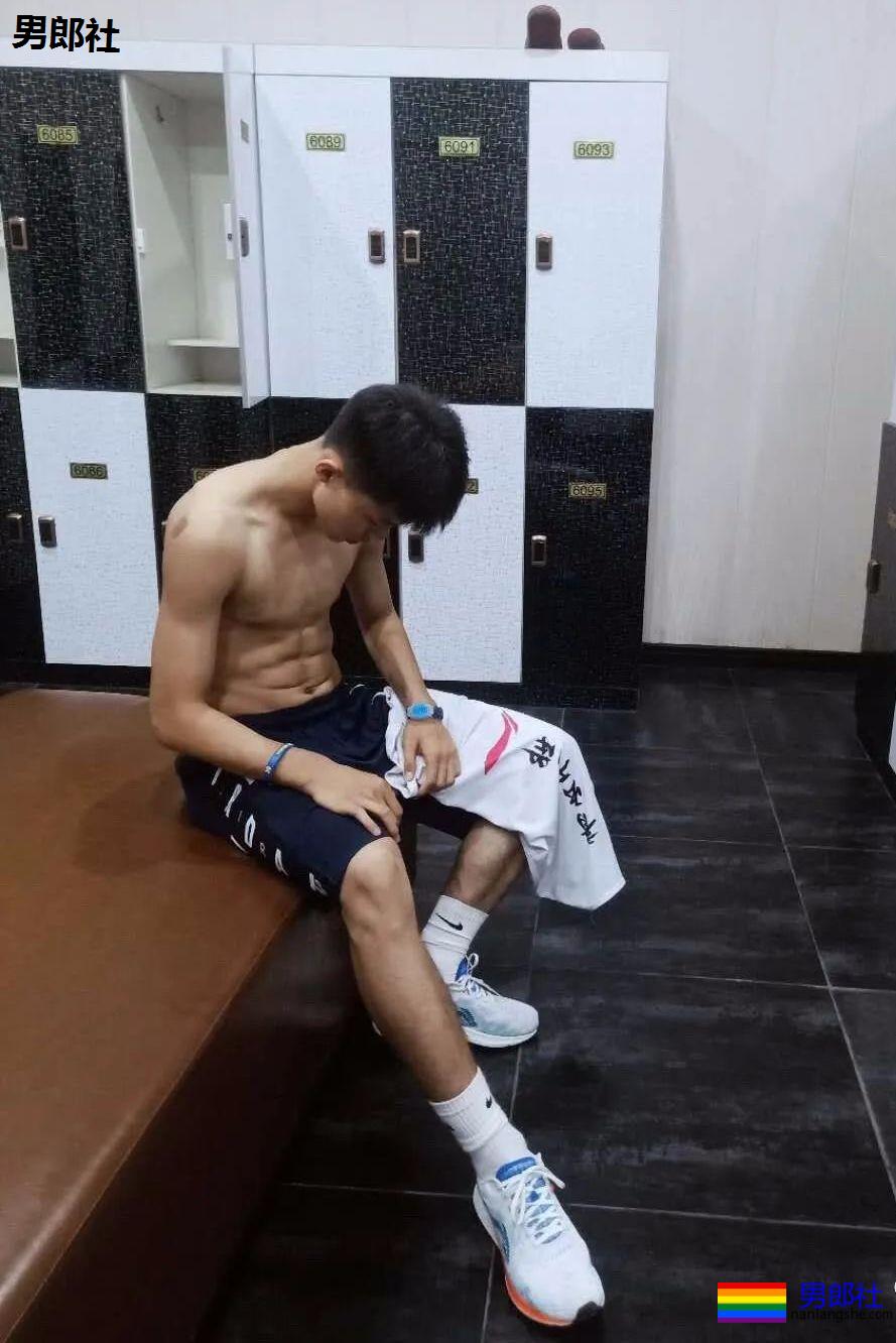 00后越来越大了，换衣室遇到这样的怎么办 - 51虹马