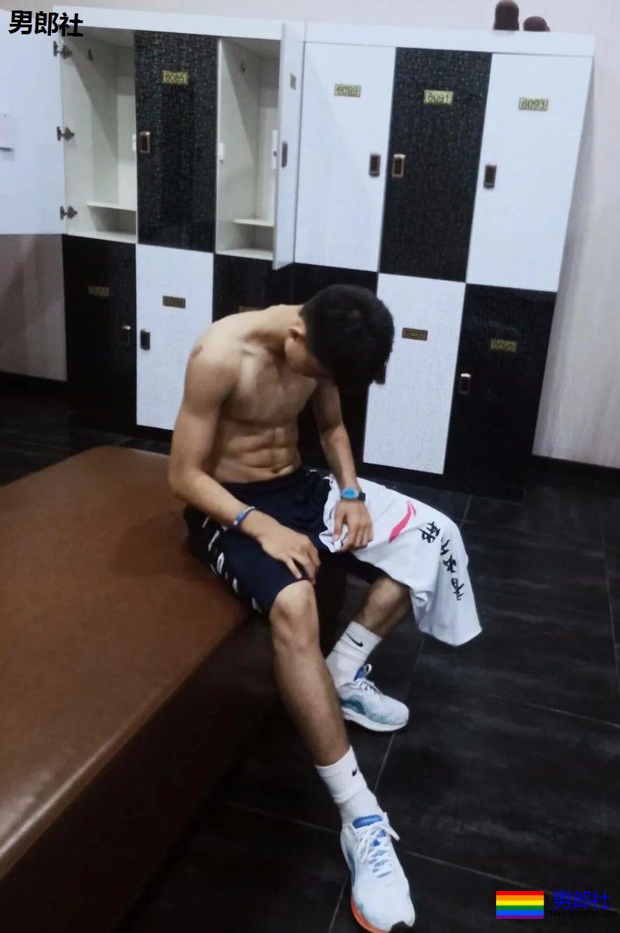 00后越来越大了，换衣室遇到这样的怎么办 - 51虹马