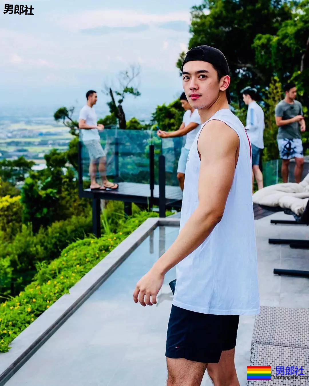 190"大物"筋肉狼狗下海，被摄影师爆料后清空羞涩大写真！ - 51虹马