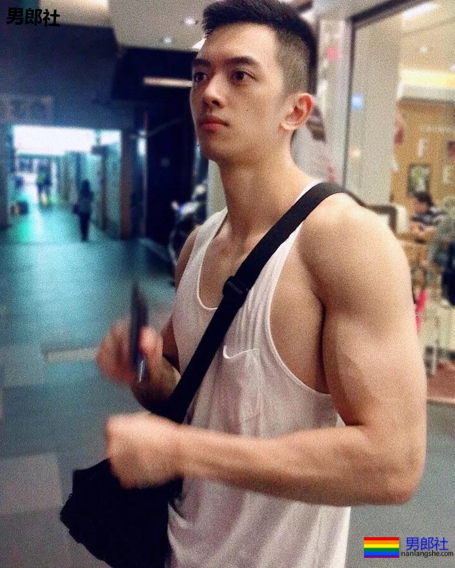 190"大物"筋肉狼狗下海，被摄影师爆料后清空羞涩大写真！ - 51虹马