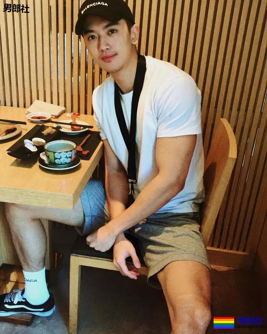 190"大物"筋肉狼狗下海，被摄影师爆料后清空羞涩大写真！ - 51虹马