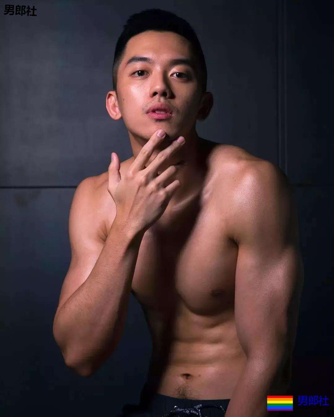 190"大物"筋肉狼狗下海，被摄影师爆料后清空羞涩大写真！ - 51虹马