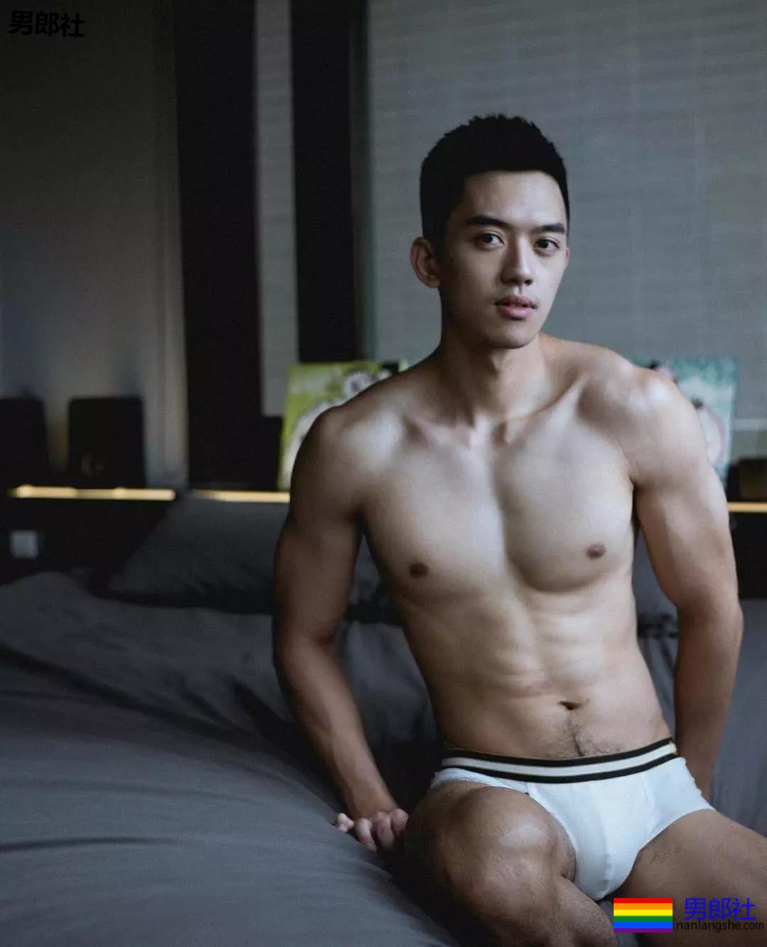 190"大物"筋肉狼狗下海，被摄影师爆料后清空羞涩大写真！ - 51虹马