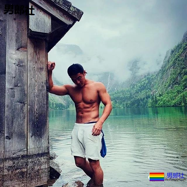 春游途中遇正装男山里扒衣洗澡，叫他大胸野汉 - 51虹马