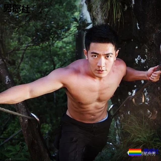 春游途中遇正装男山里扒衣洗澡，叫他大胸野汉 - 51虹马