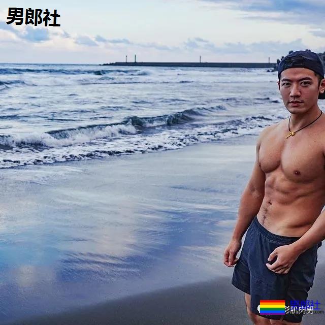 春游途中遇正装男山里扒衣洗澡，叫他大胸野汉 - 51虹马