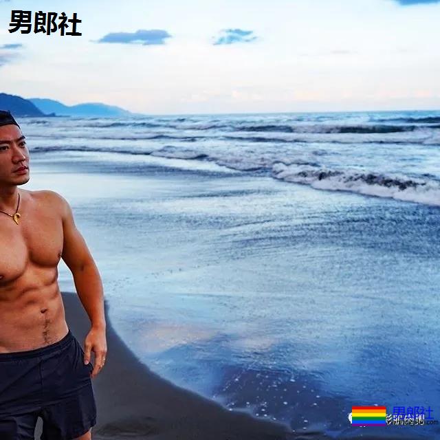 春游途中遇正装男山里扒衣洗澡，叫他大胸野汉 - 51虹马