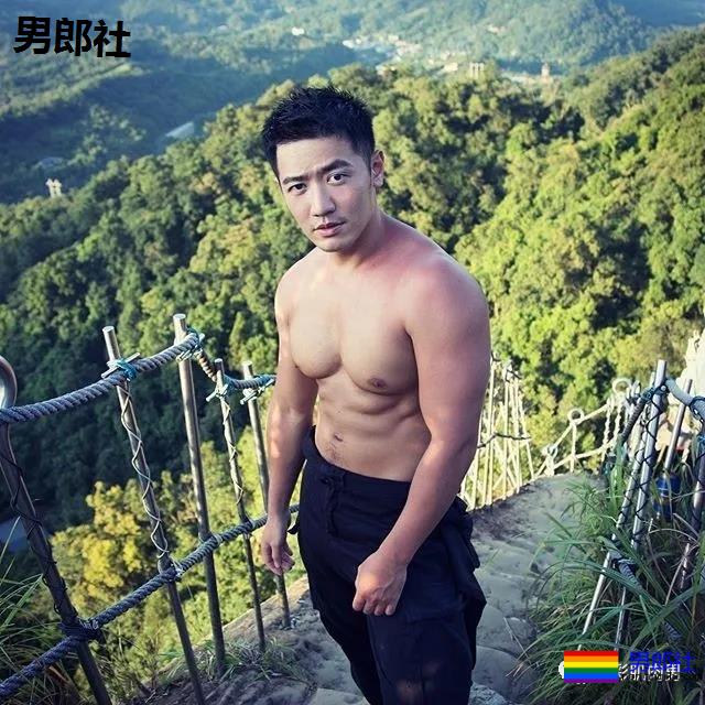 春游途中遇正装男山里扒衣洗澡，叫他大胸野汉 - 51虹马