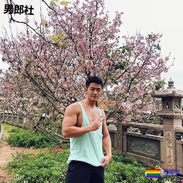 春游途中遇正装男山里扒衣洗澡，叫他大胸野汉 - 51虹马