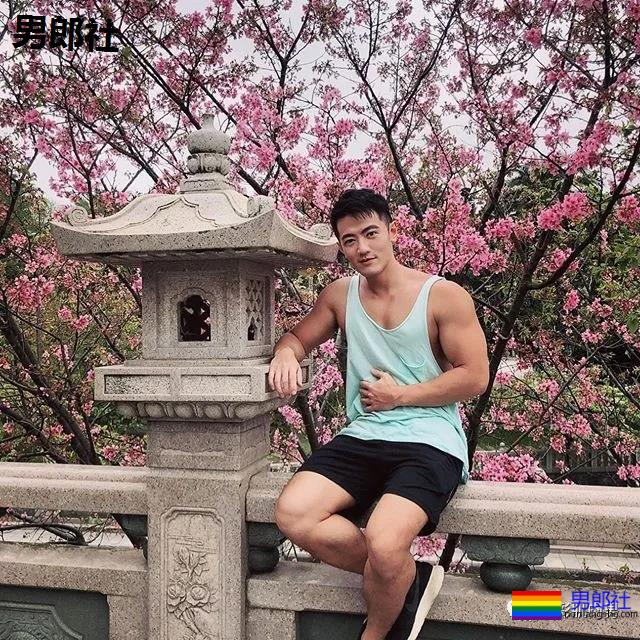 春游途中遇正装男山里扒衣洗澡，叫他大胸野汉 - 51虹马