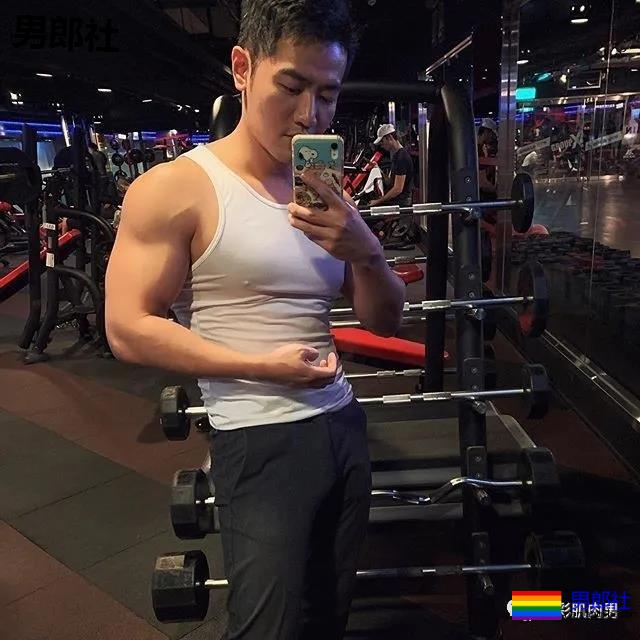 春游途中遇正装男山里扒衣洗澡，叫他大胸野汉 - 51虹马