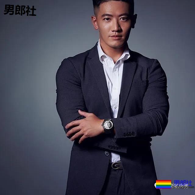 春游途中遇正装男山里扒衣洗澡，叫他大胸野汉 - 51虹马