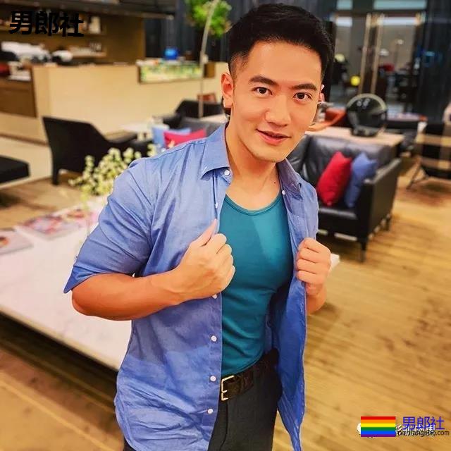 春游途中遇正装男山里扒衣洗澡，叫他大胸野汉 - 51虹马