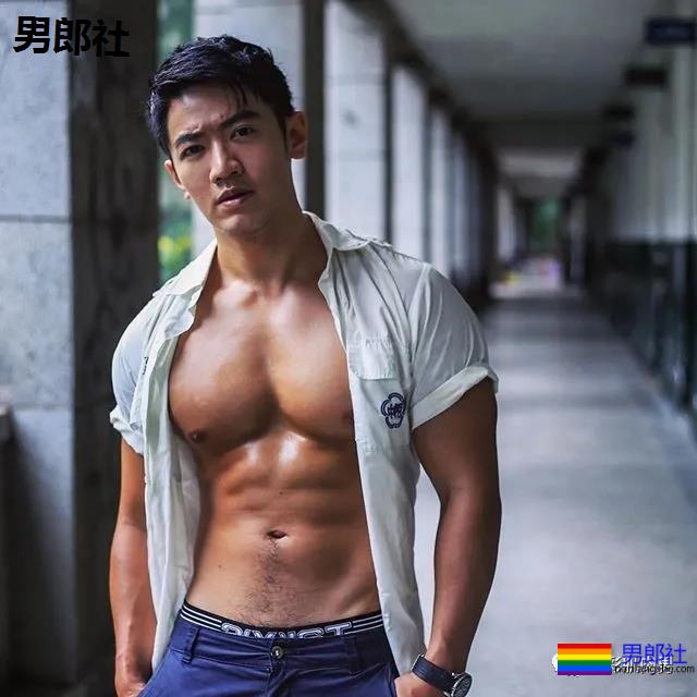 春游途中遇正装男山里扒衣洗澡，叫他大胸野汉 - 51虹马