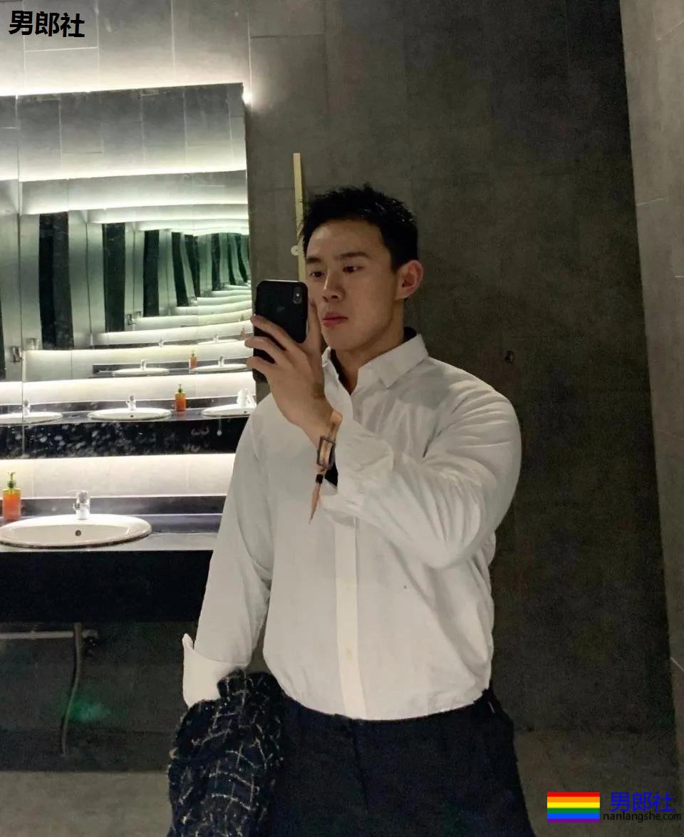 上海的23岁超帅小哥哥，不仅成熟俏皮而且那里看起来沉甸甸！-51虹马