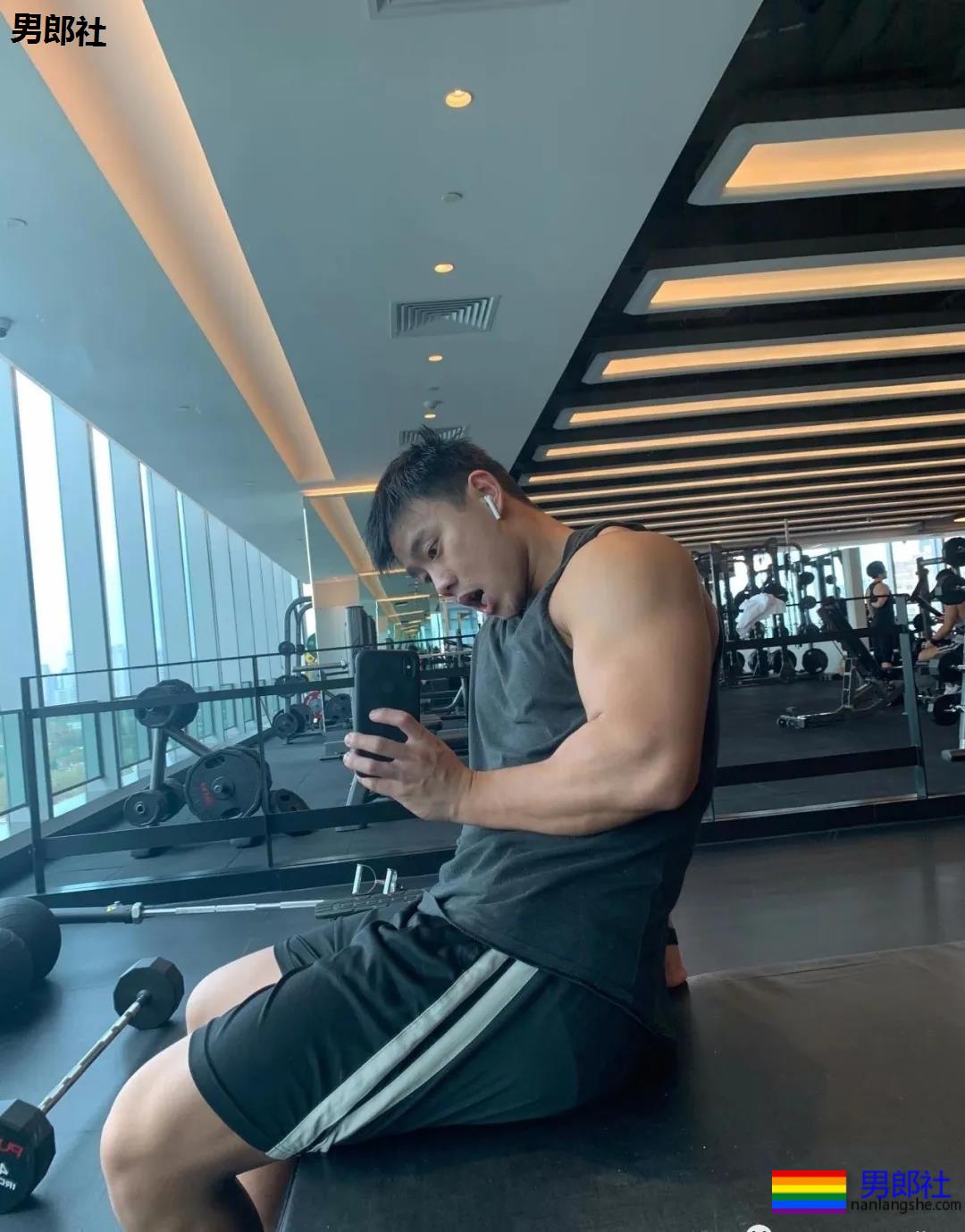 上海的23岁超帅小哥哥，不仅成熟俏皮而且那里看起来沉甸甸！ - 51虹马