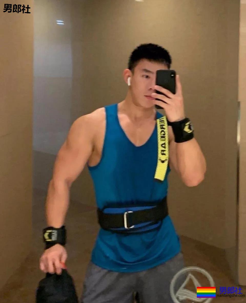 上海的23岁超帅小哥哥，不仅成熟俏皮而且那里看起来沉甸甸！ - 51虹马