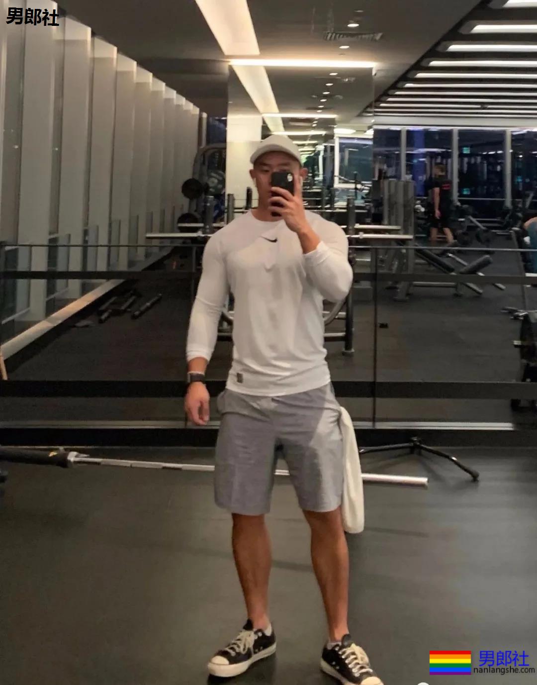 上海的23岁超帅小哥哥，不仅成熟俏皮而且那里看起来沉甸甸！ - 51虹马