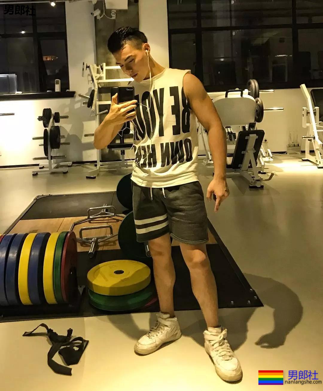 向左玩大尺度卖“肉”，满屏SAO气，郭碧婷知道吗？ - 51虹马