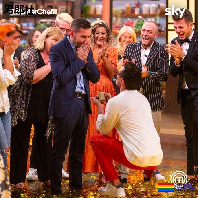 意版《厨艺大师》冠军在电视直播中向同性伴侣求婚 - 51虹马