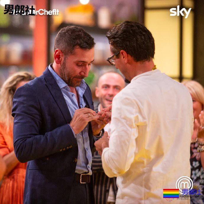 意版《厨艺大师》冠军在电视直播中向同性伴侣求婚 - 51虹马