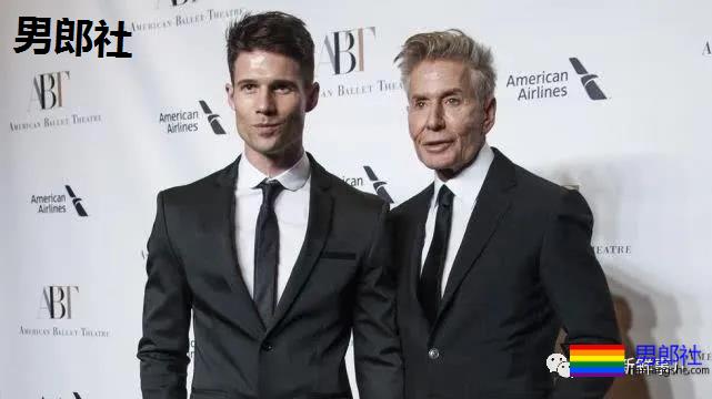 77岁CK创始人老态初现，却有32岁完美肌肉男友相伴-51虹马