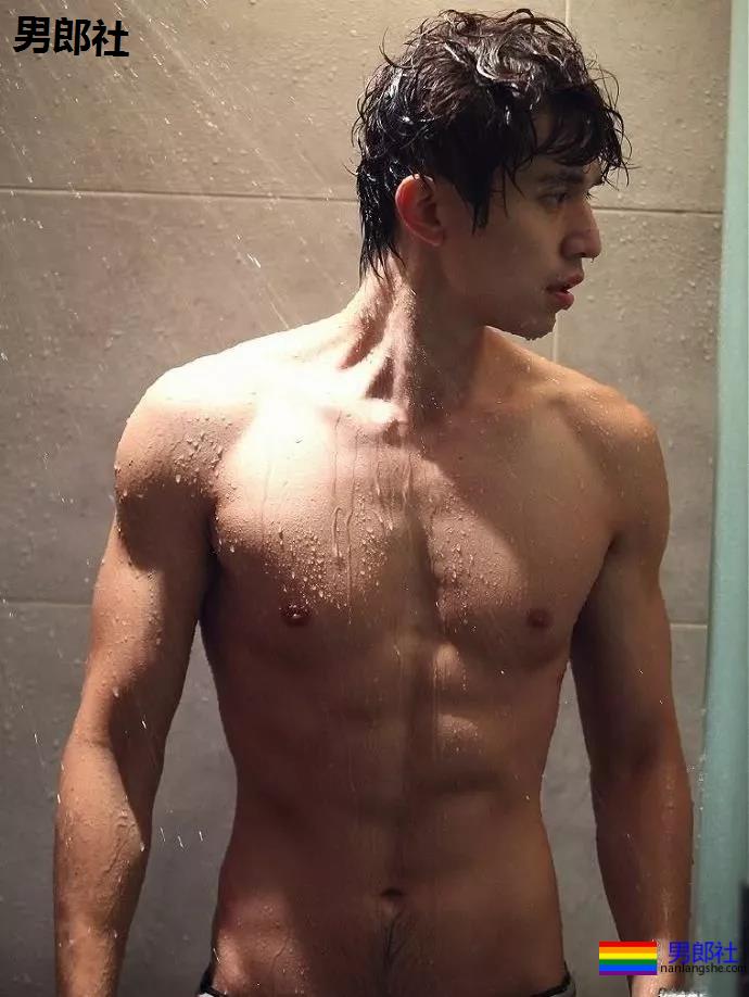 38岁李东旭腹肌秒杀小狼狗,他的浴室戏看呆了 - 51虹马 38岁李东旭腹肌秒杀小狼狗,他的浴室戏看呆了 - 51虹马