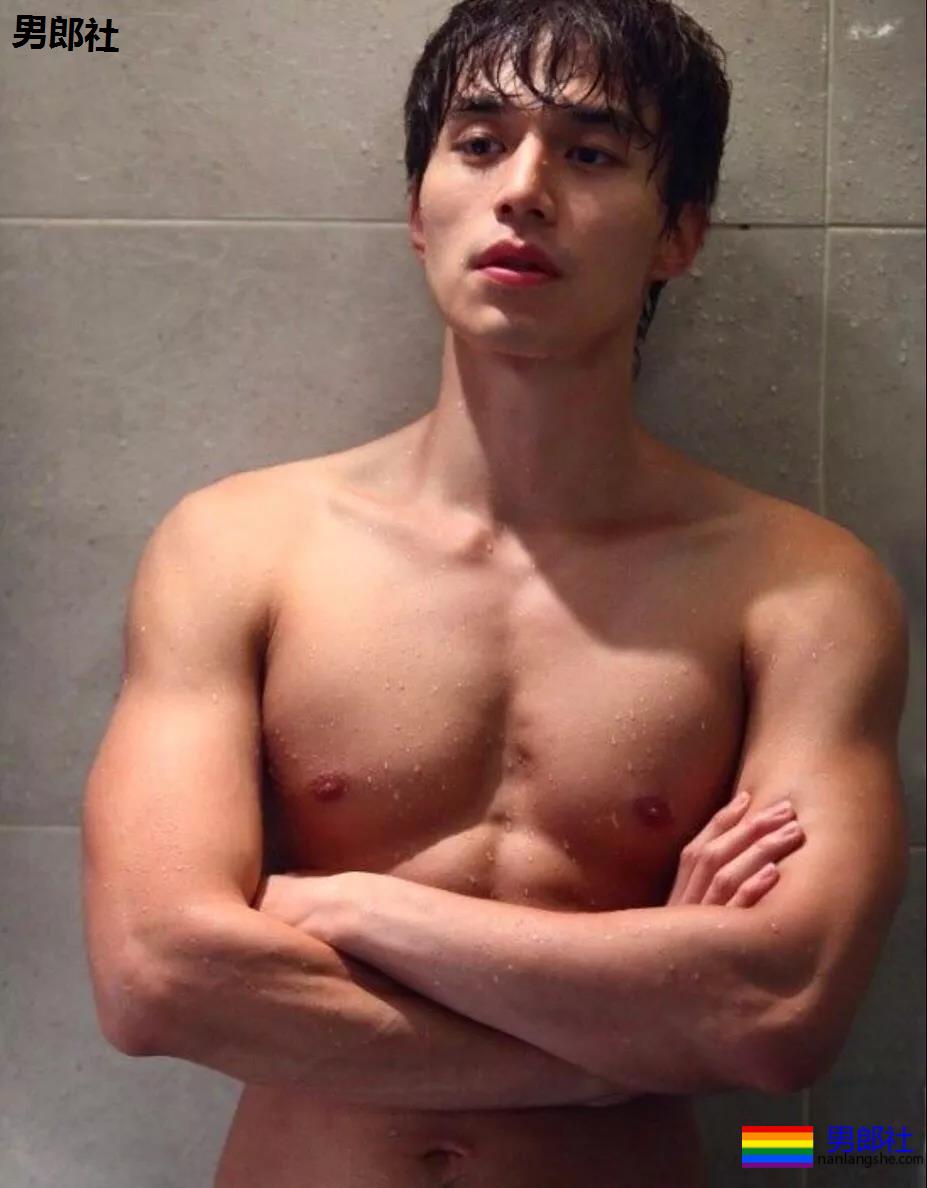 38岁李东旭腹肌秒杀小狼狗,他的浴室戏看呆了 - 51虹马 38岁李东旭腹肌秒杀小狼狗,他的浴室戏看呆了 - 51虹马