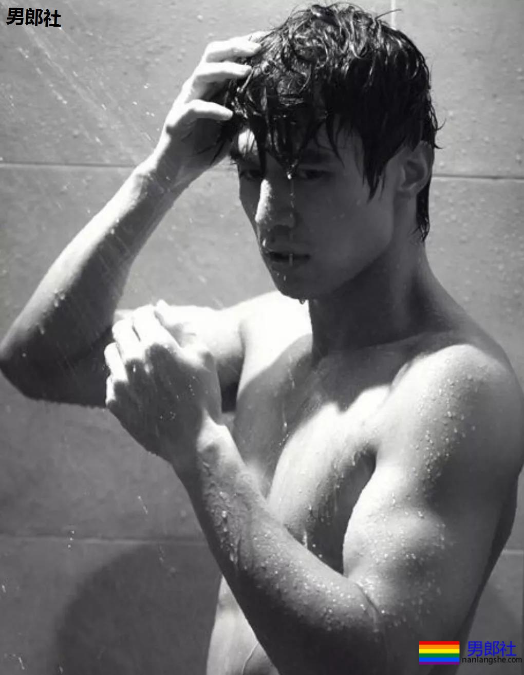 38岁李东旭腹肌秒杀小狼狗,他的浴室戏看呆了 - 51虹马 38岁李东旭腹肌秒杀小狼狗,他的浴室戏看呆了 - 51虹马