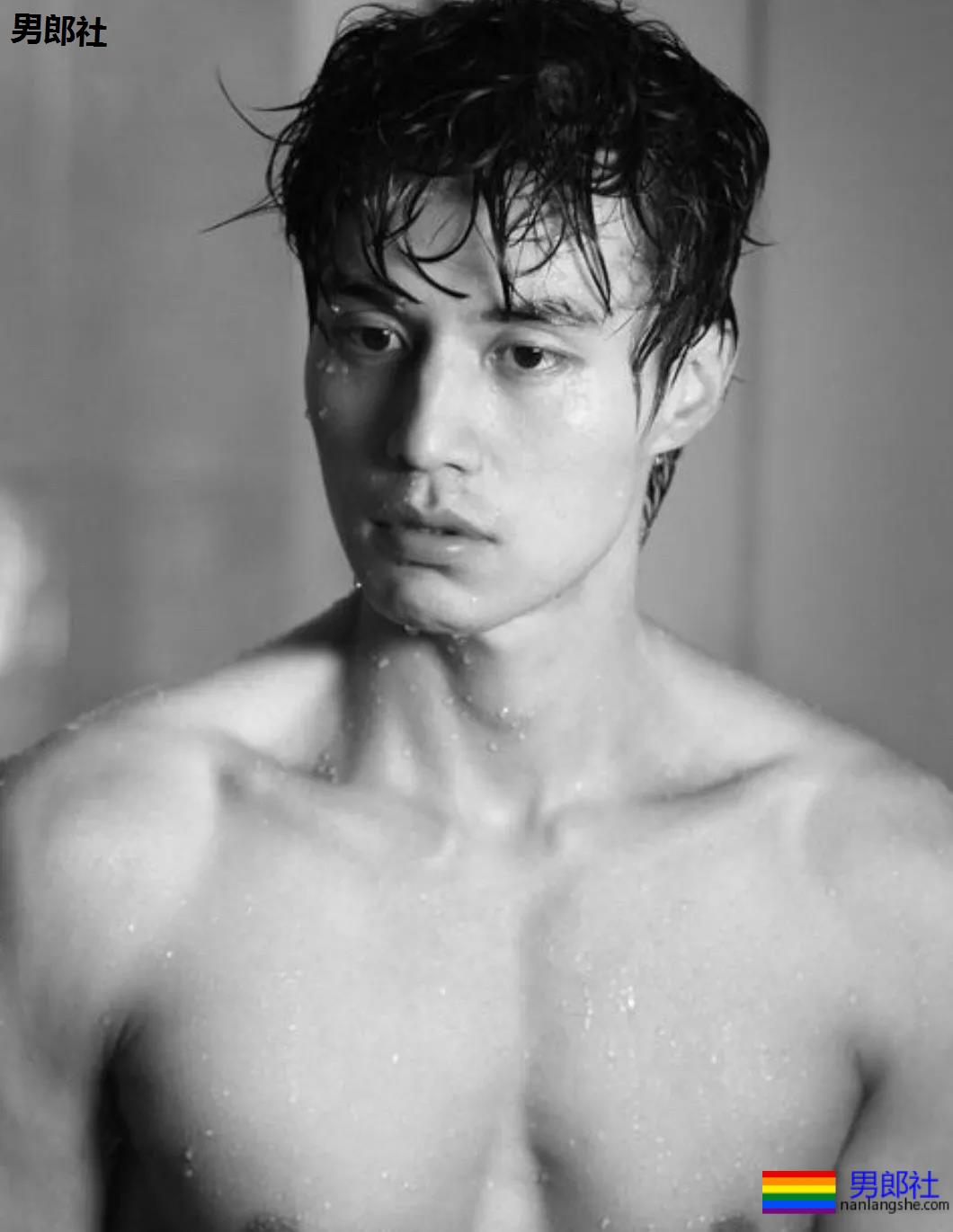 38岁李东旭腹肌秒杀小狼狗,他的浴室戏看呆了 - 51虹马 38岁李东旭腹肌秒杀小狼狗,他的浴室戏看呆了 - 51虹马