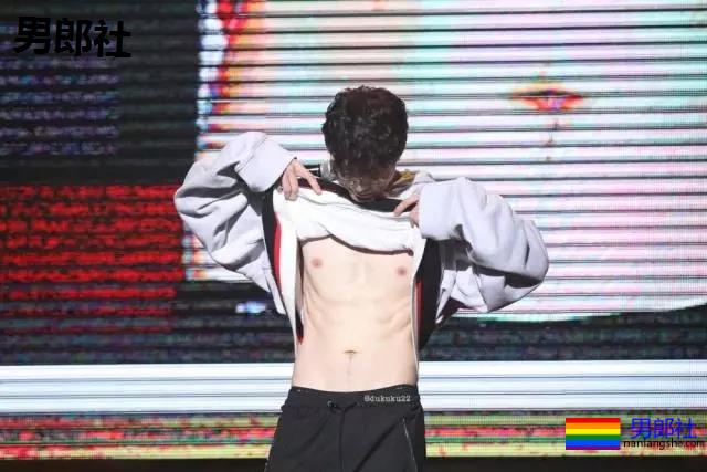 38岁李东旭腹肌秒杀小狼狗,他的浴室戏看呆了 - 51虹马 38岁李东旭腹肌秒杀小狼狗,他的浴室戏看呆了 - 51虹马