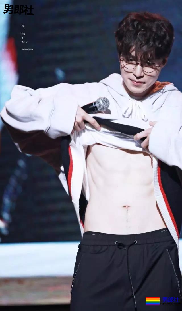 38岁李东旭腹肌秒杀小狼狗,他的浴室戏看呆了 - 51虹马 38岁李东旭腹肌秒杀小狼狗,他的浴室戏看呆了 - 51虹马