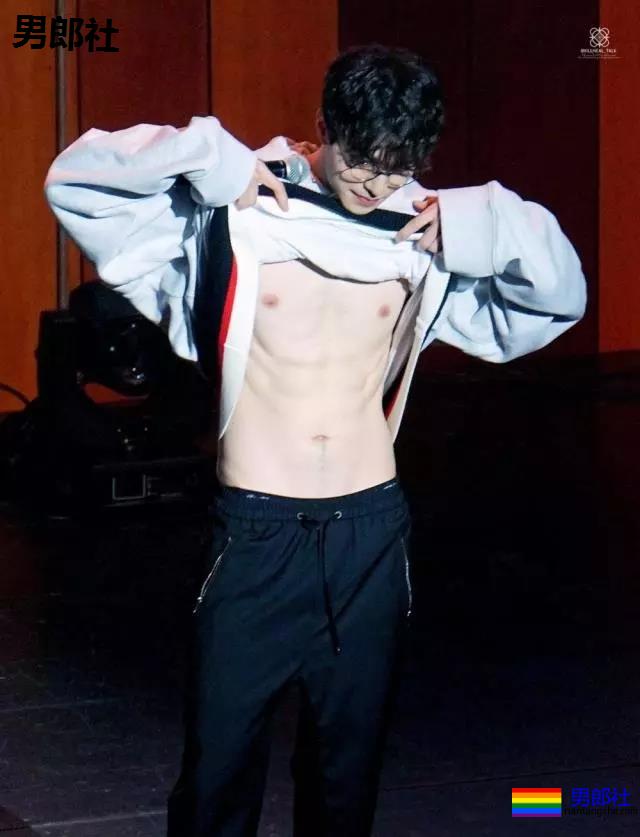 38岁李东旭腹肌秒杀小狼狗,他的浴室戏看呆了 - 51虹马 38岁李东旭腹肌秒杀小狼狗,他的浴室戏看呆了 - 51虹马